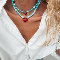 Colar com contas semipreciosas howlite turquesa e coração vermelho