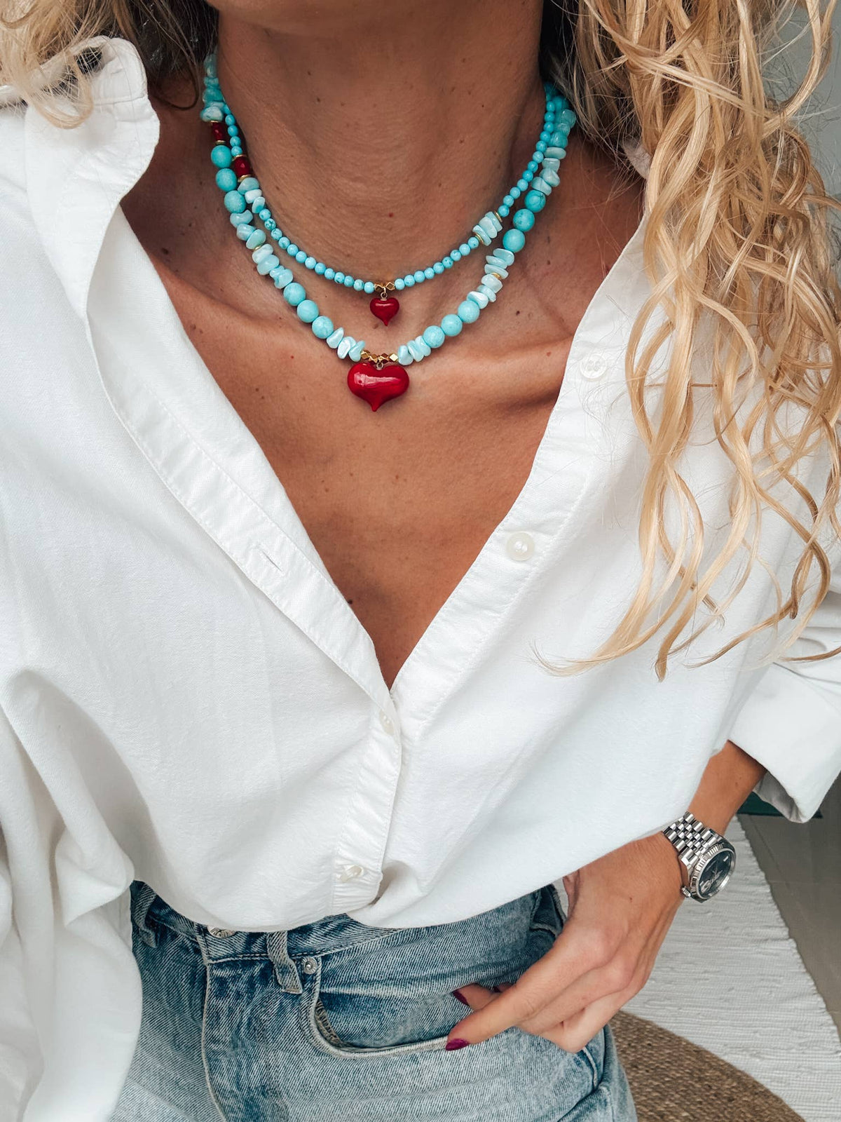 Colar com contas semipreciosas howlite turquesa e coração vermelho
