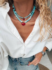 Colar com contas semipreciosas howlite turquesa e coração vermelho