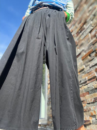 Black pantalones | calças