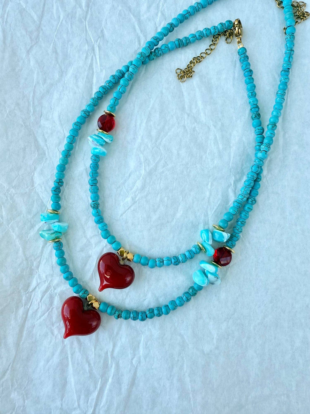 Colar com contas semipreciosas howlite turquesa e coração vermelho