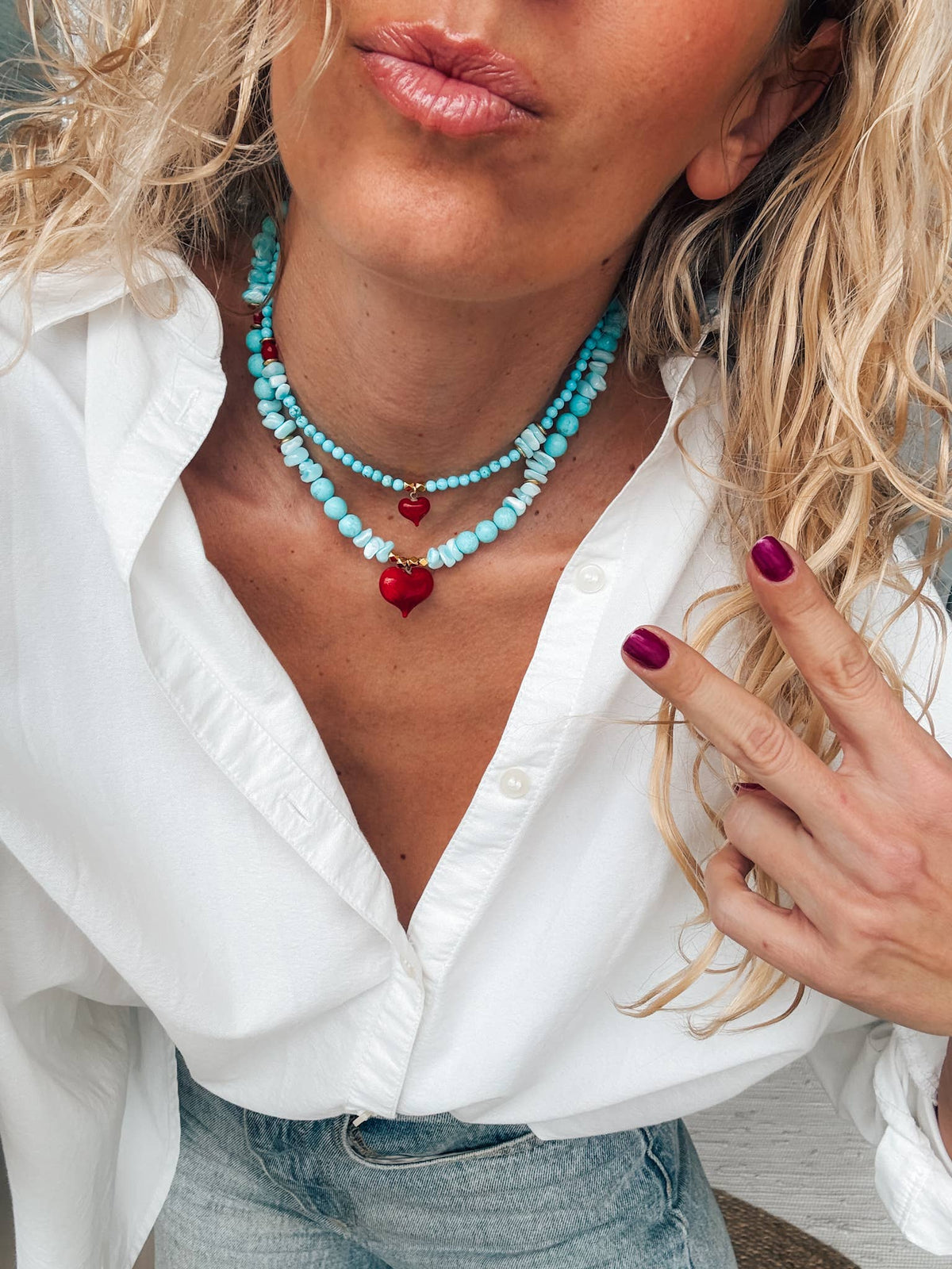 Colar com contas semipreciosas howlite turquesa e coração vermelho