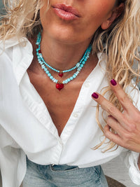 Colar com contas semipreciosas howlite turquesa e coração vermelho