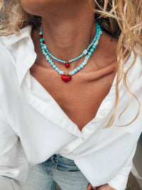 Colar com contas semipreciosas howlite turquesa e coração vermelho