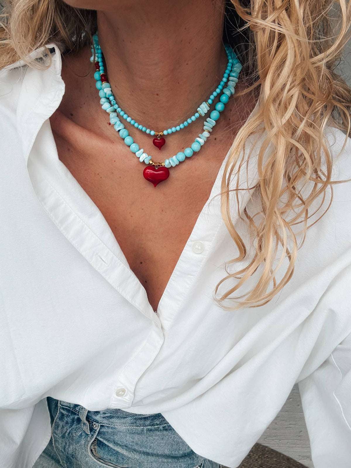 Colar com contas semipreciosas howlite turquesa e coração vermelho
