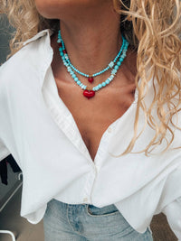 Colar com contas semipreciosas howlite turquesa e coração vermelho