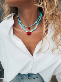 Colar com contas semipreciosas howlite turquesa e coração vermelho