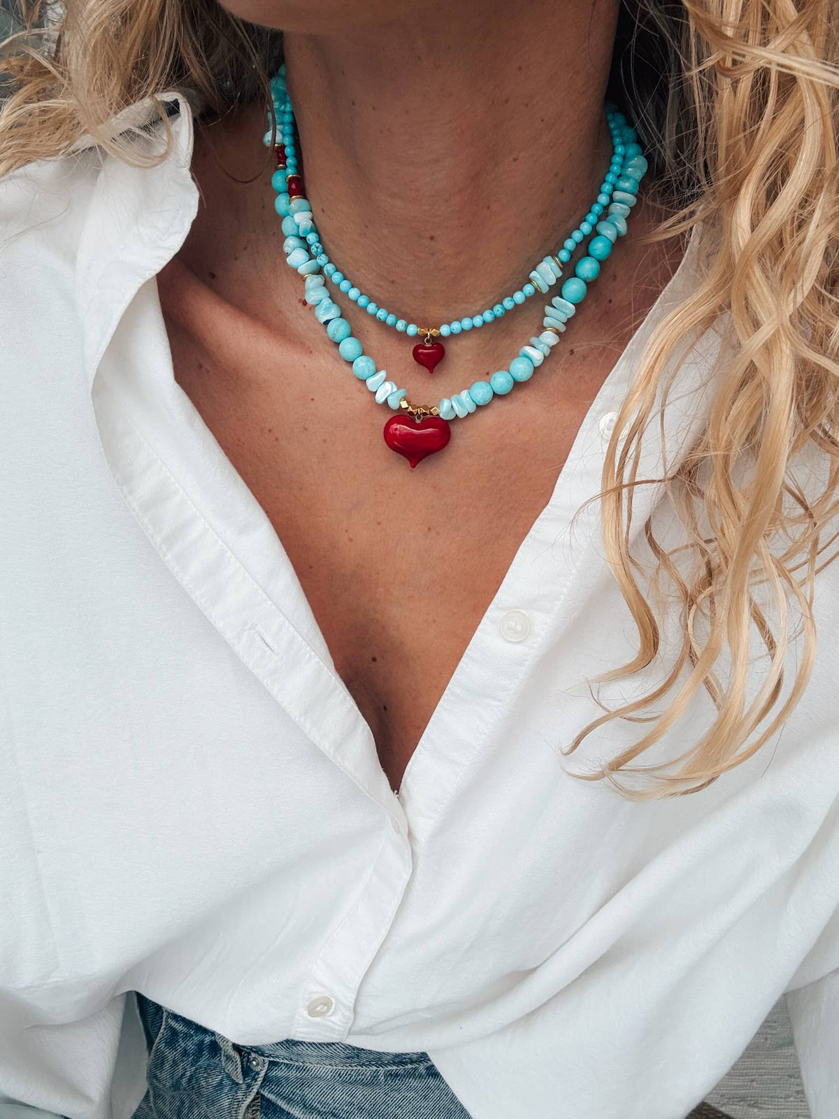 Colar com contas semipreciosas howlite turquesa e coração vermelho
