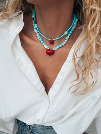 Colar com contas semipreciosas howlite turquesa e coração vermelho